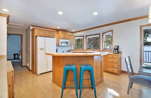 Fennville House | The Roost: Hutchins Lake Waterfront, Views, Fireplace, Cozy Atmosphere
