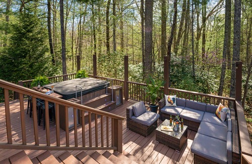 Fairview Cabin | THE ROOST - Secluded Log Cabin, Hot Tub, Pool Table, Only 13 Miles from Downtown