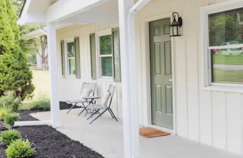 Lexington House | THE ROSE: modern+cozy home close to Keeneland & UK