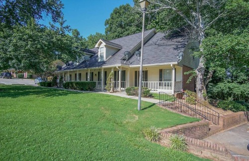 Conyers House | The Rosewood Townhouse - 10 mins to horse park!