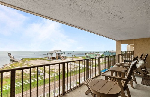 Rockport House | The Royal Reef - Laguna Reef 405: Spacious 2BR Bayfront Condo