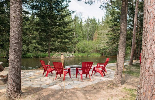 Grayling Cabin | The Royal Stag Lodge - Riverfront on the Au Sable