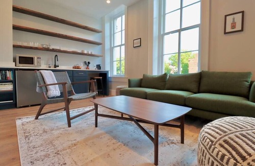 Old Town Alexandria Apartment | The Royal Suite at Prince Street Inn