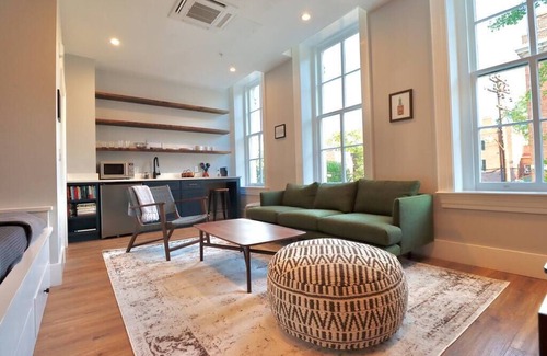Old Town Alexandria Apartment | The Royal Suite at Prince Street Inn