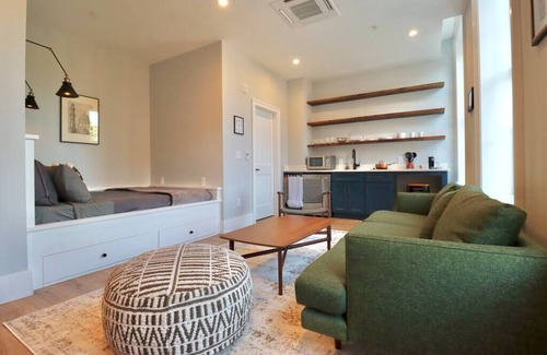 Old Town Alexandria Apartment | The Royal Suite at Prince Street Inn
