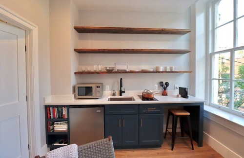 Old Town Alexandria Apartment | The Royal Suite at Prince Street Inn