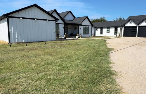 Waxahachie Apartment | The Rustic Belle – Country-Chic Whole-House Escape Near Dallas WAXAHACHIE,TX