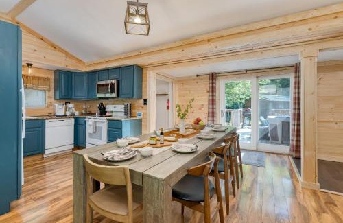 Gatlinburg House | The Rustic Cottage by AvantStay Hot Tub Fire Pit Pool Table 5mins to Town