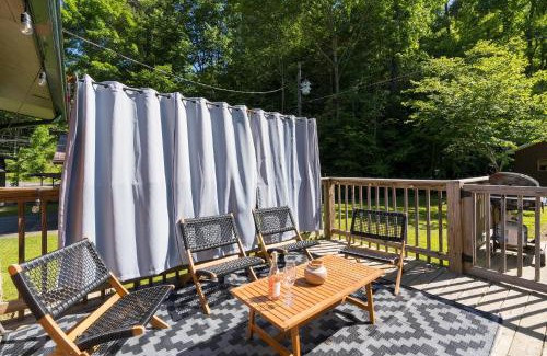 Gatlinburg House | The Rustic Cottage by AvantStay Hot Tub Fire Pit Pool Table 5mins to Town