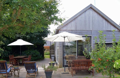 Egmond aan den Hoef Apartment | The rustic holiday home with sleeping loft is located in the immediate vicinity of the dune reserve North Holland in Egmond Binnen.