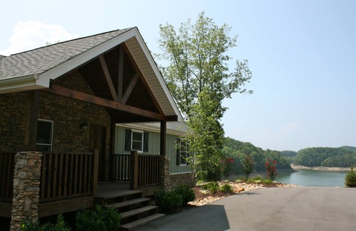 Dandridge House | "The Rusty Hook" - Spacious Lakefront 4 Bedroom W/Private Covered Dock