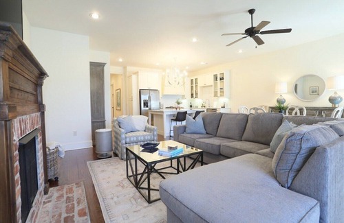 Oxford House | The Sadie, 3BR Beautiful Getaway by VelvetDitchVillas