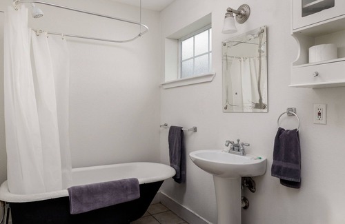 Salado Apartment | The Salado Inn Kolb Suite is perfect for a getaway weekend, or girls' trip!