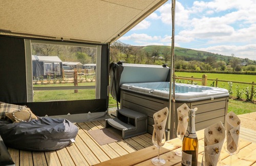 Llandrindod Wells Cottage | THE SALMON, romantic, character holiday cottage in Rhayader