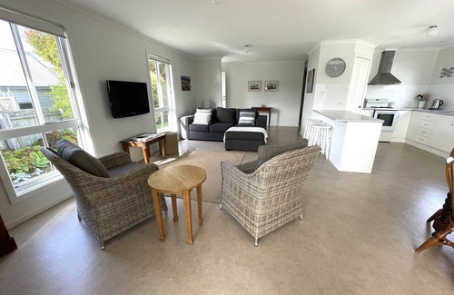 Waterhouse House | The Saltbox- Town Center, great location!