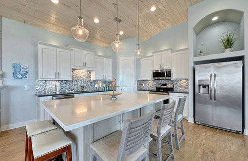 Crystal Beach House | The Salty Mermaid - a 3 bedroom, 2 bath home that sleeps 8.