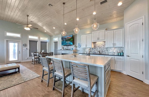 Crystal Beach House | The Salty Mermaid - a 3 bedroom, 2 bath home that sleeps 8.