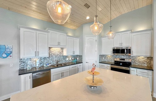 Crystal Beach House | The Salty Mermaid - a 3 bedroom, 2 bath home that sleeps 8.
