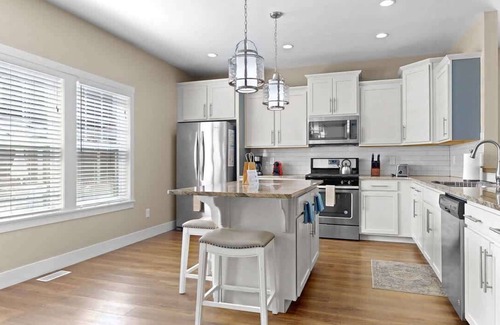 South Haven House | The Sandbar: Spacious Dog-Friendly Getaway with Access to Year-Round Pool & Hot