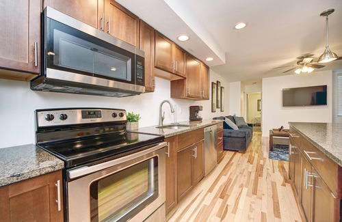 South Side Flats House | The Schenley! 8 Bed/5 bath! Sleeps 22! 4 x Free Parking!