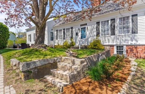 Mystic House | The School House Cottage, Historic 1BR Mystic River Stay Near Seaport