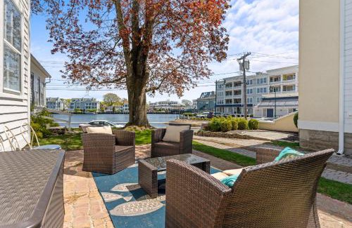 Mystic House | The School House Cottage, Historic 1BR Mystic River Stay Near Seaport