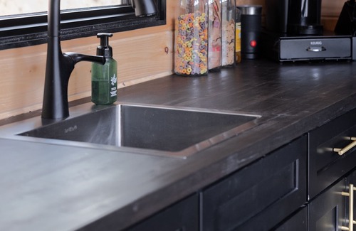 West Hants Cottage | ☆The SeaCan☆Adults Only Retreat☆HotTub&Sauna☆