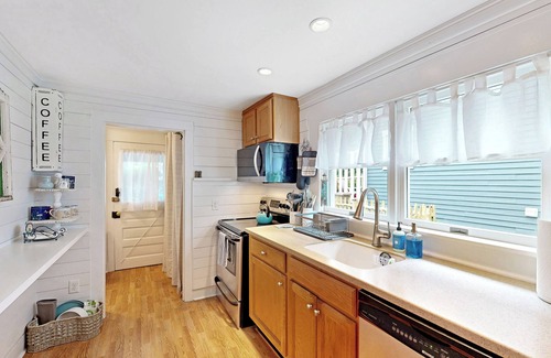 Historic District House | THE SEADOG SHANTY- 2 BD, 2 BA - SLEEPS 6 *Pet Friendly*