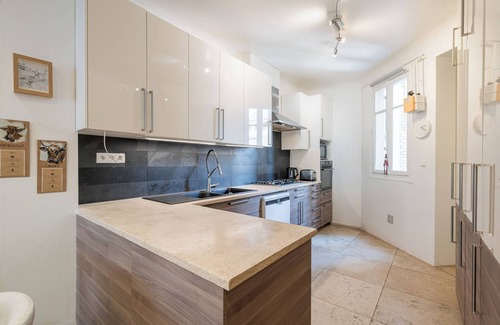 Quartier de la Plaine-de-Monceaux Apartment | The Seaferer, by Veeve