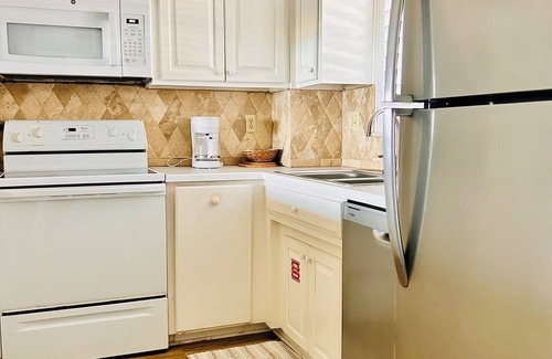 Ocean Cay Apartment | The Seahorse, a beach paradise with swimming pool!