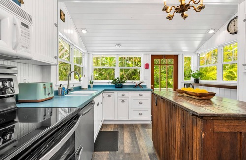 Stuart House | The Seaside Treasure *Sparkling Pool w Guesthouse*