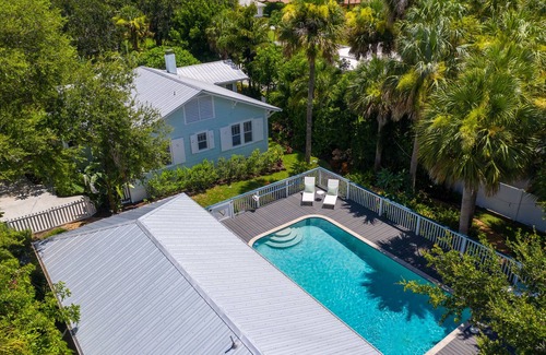 Stuart House | The Seaside Treasure *Sparkling Pool w Guesthouse*