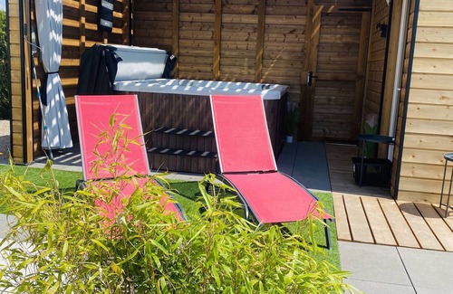 Urimenil Apartment | The secret of the garden with private Jacuzzi and private terrace, calm and nature.