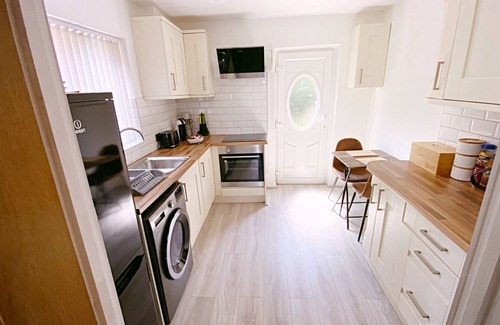 Oldham House | The Serene Stays Sleeps 6 with Garden