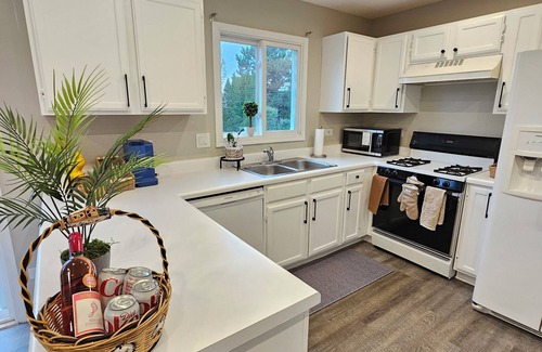 Gurnee House | The Serenity: Elegant Large home near Six Flags. Naval Base, Casino