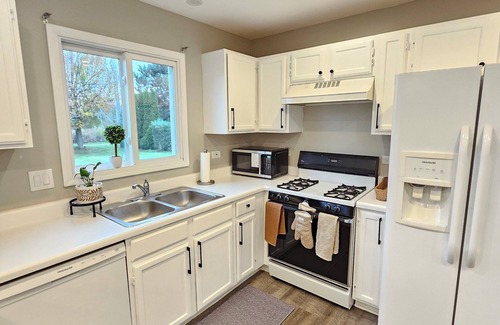 Gurnee House | The Serenity: Elegant Large home near Six Flags. Naval Base, Casino