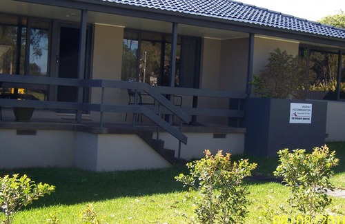 Wangi Wangi House | The Sergeants Quarters - 4 Bedrooms , Opposite lake , Walk to all amenities