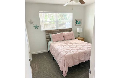 Bayou Oaks House | The Shandy House~Cheerful 3-bedroom Sarasota home