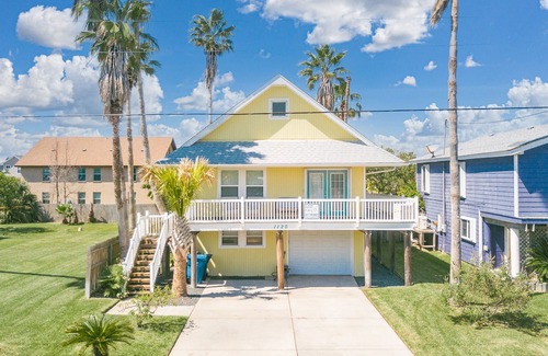 Shibui Sands House | The Shell House! Private Pool! TIKI HUT BAR in back yard!