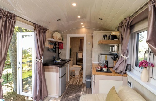 Robin Hood's Bay Cottage | THE SHEPHERD'S REST, romantic, with a garden in Robin Hood’s Bay
