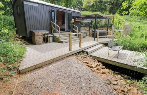 Middleton Cheney Cottage | THE SHEPHERDS HUT AT BRIDGE LAKE FARM & FISHERY in Chacombe