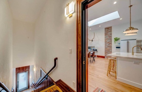 Sheridan Apartment | The Sheridan Suite | Historic Main St. Loft