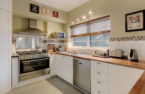 Mornington House | The Ship House - relax by the sea