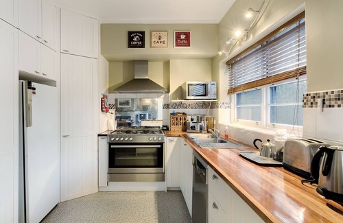 Mornington House | The Ship House - relax by the sea