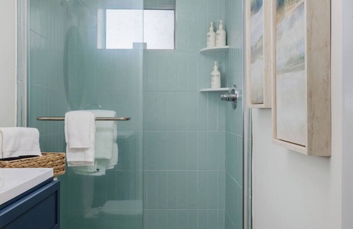 Vilano Beach Hotel | The Shoreline Apartment-Full Kitchen-5 min walk to beach!