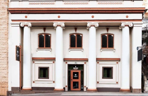 Bisbee Hotel | The Signature King with Mountain Views