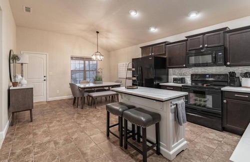 Lubbock House | The Silverwood - 3BR/2BA - South LBK