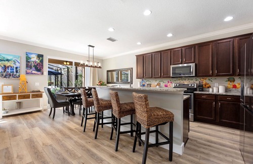 Sunridge Woods House | The Simpsons, The Chipmunks and all Disney friends stays here ~ 6 bdrm 5 baths