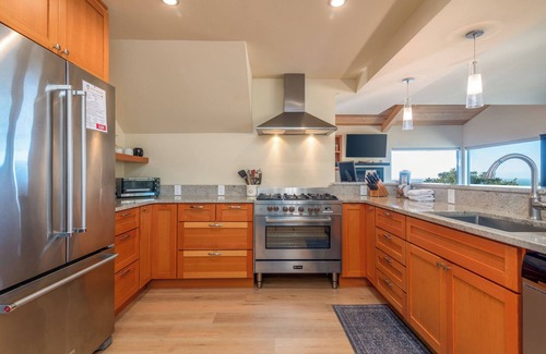 Sea Ranch House | The Sixpence | Beach Access | Hot Tub