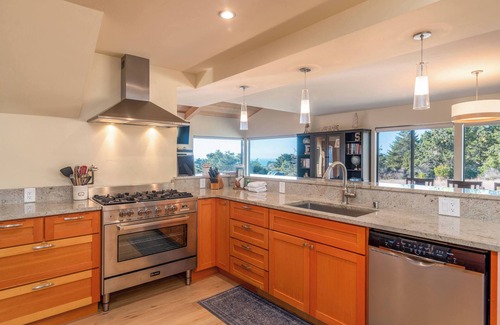 Sea Ranch House | The Sixpence | Beach Access | Hot Tub